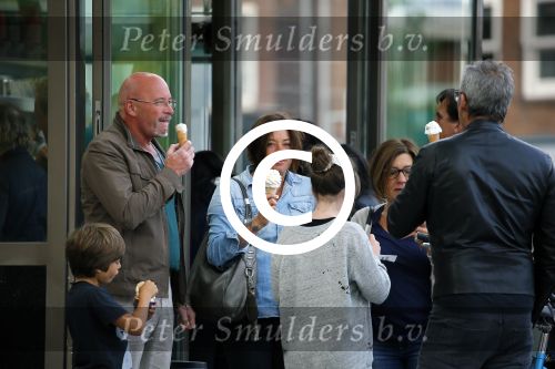 Amsterdam 17 mei 2015
Amanda Beekman en haar vriend Harrie Kolen gaan ijsje eten met Yasmijn Michelle en Achilles Krabbe en met Kees en Marja Beekman (ouders)