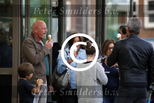 Amsterdam 17 mei 2015
Amanda Beekman en haar vriend Harrie Kolen gaan ijsje eten met Yasmijn Michelle en Achilles Krabbe en met Kees en Marja Beekman (ouders)