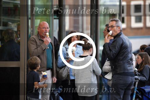 Amsterdam 17 mei 2015
Amanda Beekman en haar vriend Harrie Kolen gaan ijsje eten met Yasmijn Michelle en Achilles Krabbe en met Kees en Marja Beekman (ouders)