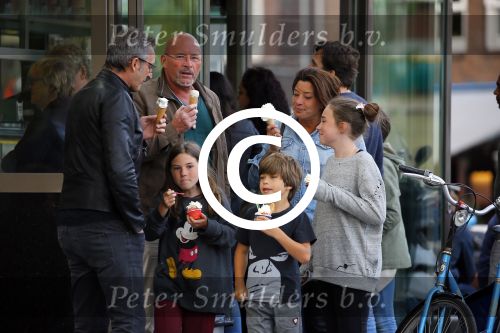 Amsterdam 17 mei 2015
Amanda Beekman en haar vriend Harrie Kolen gaan ijsje eten met Yasmijn Michelle en Achilles Krabbe en met Kees en Marja Beekman (ouders)
