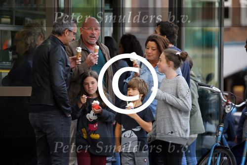 Amsterdam 17 mei 2015
Amanda Beekman en haar vriend Harrie Kolen gaan ijsje eten met Yasmijn Michelle en Achilles Krabbe en met Kees en Marja Beekman (ouders)