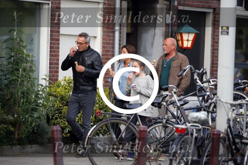 Amsterdam 17 mei 2015
Amanda Beekman en haar vriend Harrie Kolen gaan ijsje eten met Yasmijn Michelle en Achilles Krabbe en met Kees en Marja Beekman (ouders)