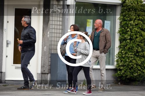 Amsterdam 17 mei 2015
Amanda Beekman en haar vriend Harrie Kolen gaan ijsje eten met Yasmijn Michelle en Achilles Krabbe en met Kees en Marja Beekman (ouders)