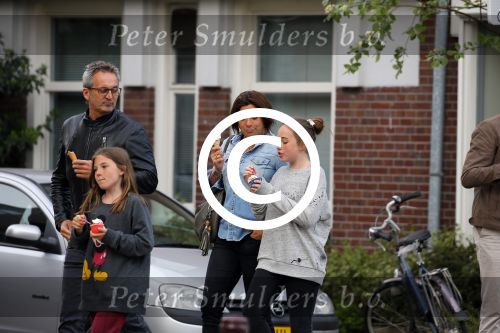 Amsterdam 17 mei 2015
Amanda Beekman en haar vriend Harrie Kolen gaan ijsje eten met Yasmijn Michelle en Achilles Krabbe en met Kees en Marja Beekman (ouders)