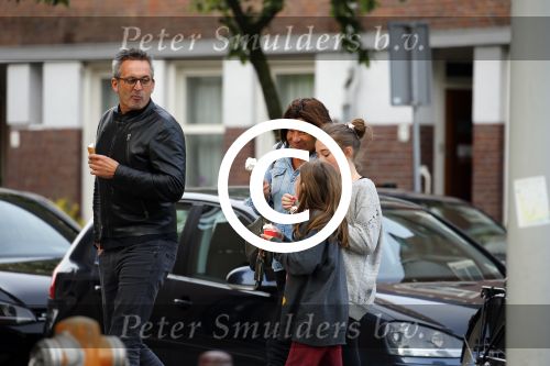 Amsterdam 17 mei 2015
Amanda Beekman en haar vriend Harrie Kolen gaan ijsje eten met Yasmijn Michelle en Achilles Krabbe en met Kees en Marja Beekman (ouders)