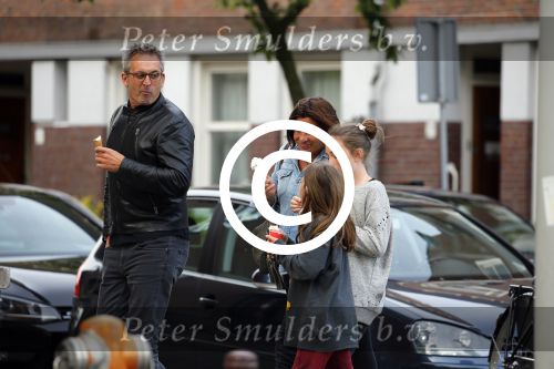 Amsterdam 17 mei 2015
Amanda Beekman en haar vriend Harrie Kolen gaan ijsje eten met Yasmijn Michelle en Achilles Krabbe en met Kees en Marja Beekman (ouders)