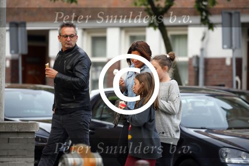 Amsterdam 17 mei 2015
Amanda Beekman en haar vriend Harrie Kolen gaan ijsje eten met Yasmijn Michelle en Achilles Krabbe en met Kees en Marja Beekman (ouders)