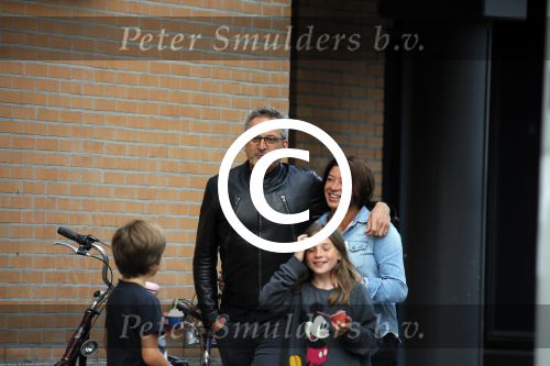 Amsterdam 17 mei 2015
Amanda Beekman en haar vriend Harrie Kolen gaan ijsje eten met Yasmijn Michelle en Achilles Krabbe en met Kees en Marja Beekman (ouders)