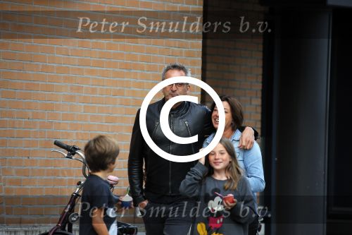 Amsterdam 17 mei 2015
Amanda Beekman en haar vriend Harrie Kolen gaan ijsje eten met Yasmijn Michelle en Achilles Krabbe en met Kees en Marja Beekman (ouders)