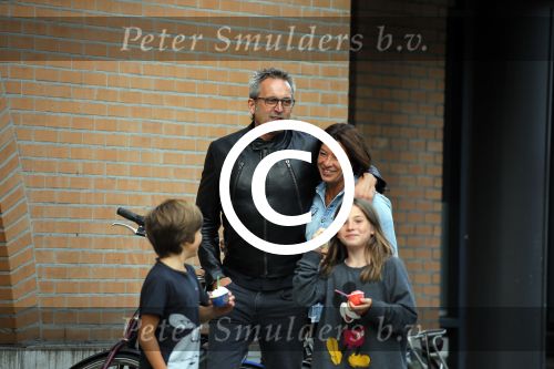 Amsterdam 17 mei 2015
Amanda Beekman en haar vriend Harrie Kolen gaan ijsje eten met Yasmijn Michelle en Achilles Krabbe en met Kees en Marja Beekman (ouders)