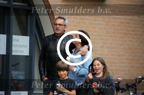 Amsterdam 17 mei 2015
Amanda Beekman en haar vriend Harrie Kolen gaan ijsje eten met Yasmijn Michelle en Achilles Krabbe en met Kees en Marja Beekman (ouders)