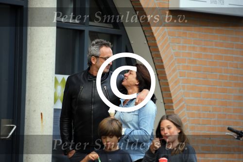 Amsterdam 17 mei 2015
Amanda Beekman en haar vriend Harrie Kolen gaan ijsje eten met Yasmijn Michelle en Achilles Krabbe en met Kees en Marja Beekman (ouders)