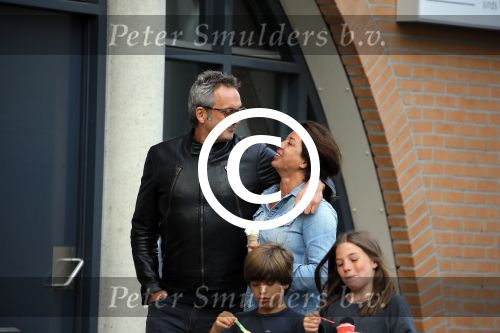 Amsterdam 17 mei 2015
Amanda Beekman en haar vriend Harrie Kolen gaan ijsje eten met Yasmijn Michelle en Achilles Krabbe en met Kees en Marja Beekman (ouders)