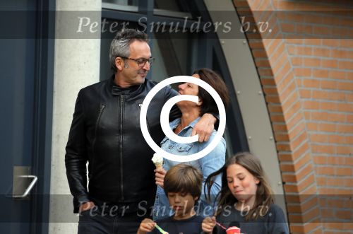 Amsterdam 17 mei 2015
Amanda Beekman en haar vriend Harrie Kolen gaan ijsje eten met Yasmijn Michelle en Achilles Krabbe en met Kees en Marja Beekman (ouders)