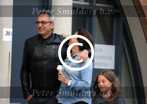 Amsterdam 17 mei 2015
Amanda Beekman en haar vriend Harrie Kolen gaan ijsje eten met Yasmijn Michelle en Achilles Krabbe en met Kees en Marja Beekman (ouders)