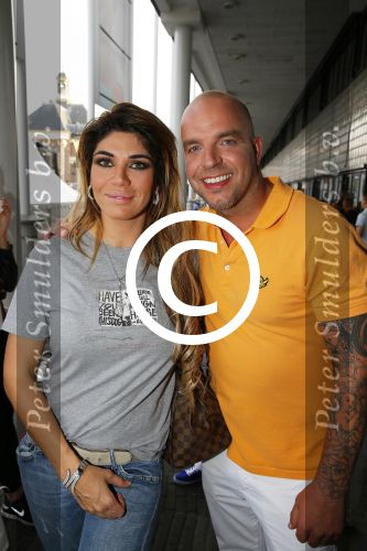Apeldoorn 3 juni 2014
Tros muziek feesten op het plein in Apeldoorn. Andy v d Meijde net zijn vrouw Melisa v d Meijde
