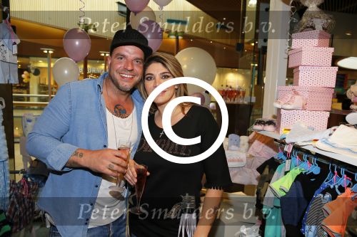 Apeldoorn 7 mei 2015
Melisa v d Meijde en Lammy openen een winkel in Apeldoorn. Andy v d Meijde is natuurlijk aanwezig.