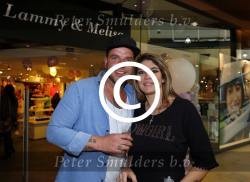 Apeldoorn 7 mei 2015
Melisa v d Meijde en Lammy openen een winkel in Apeldoorn. Andy v d Meijde is natuurlijk aanwezig.