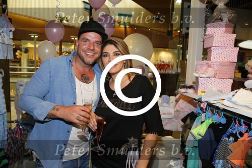 Apeldoorn 7 mei 2015
Melisa v d Meijde en Lammy openen een winkel in Apeldoorn. Andy v d Meijde is natuurlijk aanwezig.