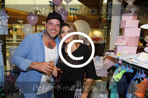Apeldoorn 7 mei 2015
Melisa v d Meijde en Lammy openen een winkel in Apeldoorn. Andy v d Meijde is natuurlijk aanwezig.