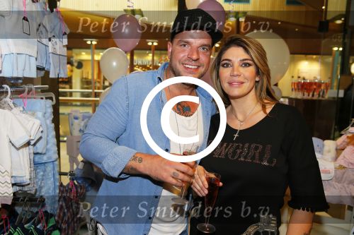 Apeldoorn 7 mei 2015
Melisa v d Meijde en Lammy openen een winkel in Apeldoorn. Andy v d Meijde is natuurlijk aanwezig.