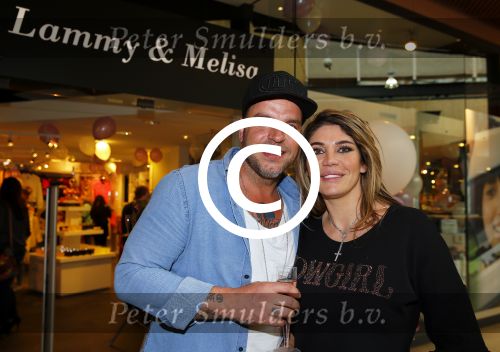 Apeldoorn 7 mei 2015
Melisa v d Meijde en Lammy openen een winkel in Apeldoorn. Andy v d Meijde is natuurlijk aanwezig.