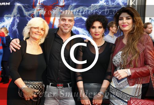 Amsterdam 22 april 2014
Premiere spiderman 2 in pathe Arena in Amsterdam. Andy v d Meijde met zijn vriendin Melisa v d Meijde Schaufeli en hun moeders