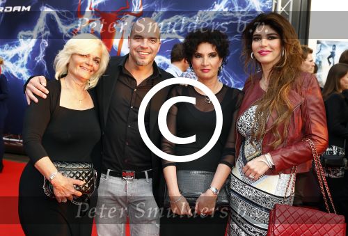 Amsterdam 22 april 2014
Premiere spiderman 2 in pathe Arena in Amsterdam. Andy v d Meijde met zijn vriendin Melisa v d Meijde Schaufeli en hun moeders