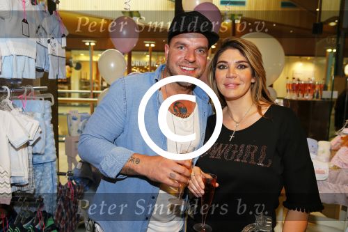 Apeldoorn 7 mei 2015
Melisa v d Meyde en Lammy openen een winkel in Apeldoorn. Andy v d Meyde is natuurlijk aanwezig.