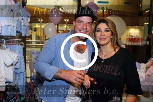 Apeldoorn 7 mei 2015
Melisa v d Meyde en Lammy openen een winkel in Apeldoorn. Andy v d Meyde is natuurlijk aanwezig.