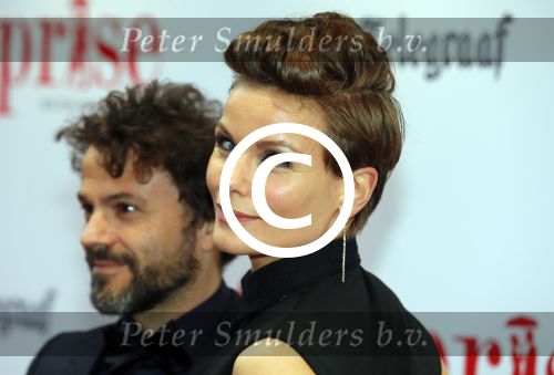 Amsterdam 18 mei 2015
Premiere de surprise van Mike v Diem met in de hoofdrollen Georgina Verbaan en Jeroen v Koningsbrugge. De premiere was in Tuschinski. Angela Schijf met man