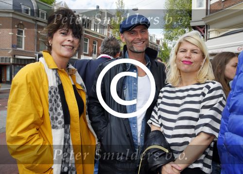 Amsterdam 26 mei 2015
Presenatie boek Bastiaan Ragas. Hij reikt het eerste boek uit aan zijn vader. Tooske Ragas en hun kinderen zijn ook aanwezig in cafe Gruter. 
Anne-Marie Jung met partner