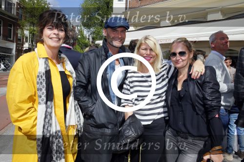 Amsterdam 26 mei 2015
Presenatie boek Bastiaan Ragas. Hij reikt het eerste boek uit aan zijn vader. Tooske Ragas en hun kinderen zijn ook aanwezig in cafe Gruter. 
Anne-Marie Jung met partner