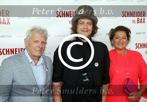 Amsterdam 25 mei 2015
Premiere Schneider vs Bax van Alex v Warmerdam in het eye theater. Annet Malherbe met zoon