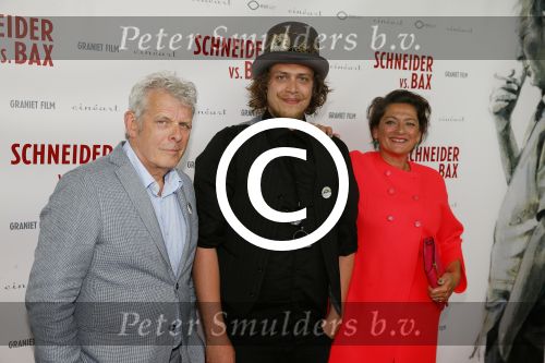 Amsterdam 25 mei 2015
Premiere Schneider vs Bax van Alex v Warmerdam in het eye theater. Annet Malherbe met zoon