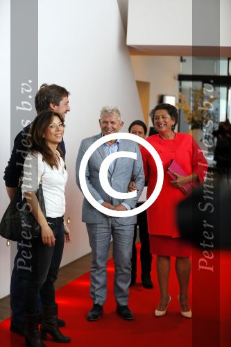 Amsterdam 25 mei 2015
Premiere Schneider vs Bax van Alex v Warmerdam in het eye theater. Annet Malherbe met zoon