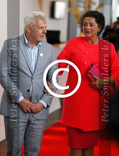 Amsterdam 25 mei 2015
Premiere Schneider vs Bax van Alex v Warmerdam in het eye theater. Annet Malherbe met zoon