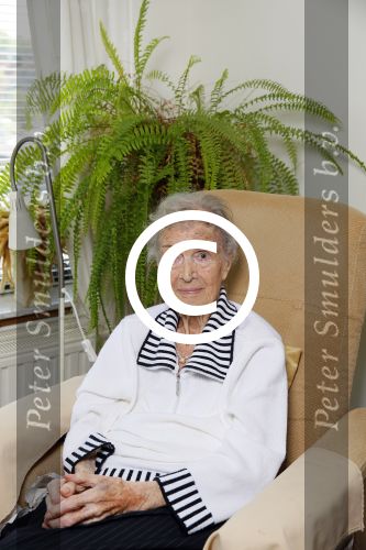 Rotterdam 13 mei 2015
Op bezoek thuis bij zangeres Annie de Reuver die inmiddels 98 jaar oud is en in een verzorgingstehuis woont. Bas en Coby v Toor komen regelmatig op bezoek bij haar.