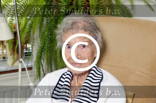 Rotterdam 13 mei 2015
Op bezoek thuis bij zangeres Annie de Reuver die inmiddels 98 jaar oud is en in een verzorgingstehuis woont. Bas en Coby v Toor komen regelmatig op bezoek bij haar.