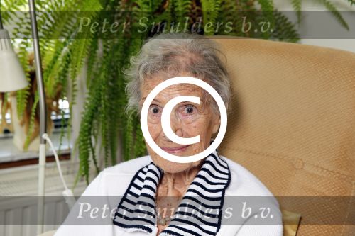 Rotterdam 13 mei 2015
Op bezoek thuis bij zangeres Annie de Reuver die inmiddels 98 jaar oud is en in een verzorgingstehuis woont. Bas en Coby v Toor komen regelmatig op bezoek bij haar.