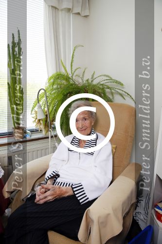 Rotterdam 13 mei 2015
Op bezoek thuis bij zangeres Annie de Reuver die inmiddels 98 jaar oud is en in een verzorgingstehuis woont. Bas en Coby v Toor komen regelmatig op bezoek bij haar.