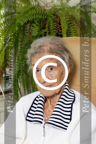 Rotterdam 13 mei 2015
Op bezoek thuis bij zangeres Annie de Reuver die inmiddels 98 jaar oud is en in een verzorgingstehuis woont. Bas en Coby v Toor komen regelmatig op bezoek bij haar.