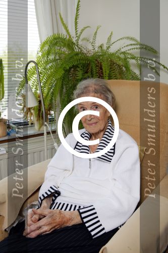 Rotterdam 13 mei 2015
Op bezoek thuis bij zangeres Annie de Reuver die inmiddels 98 jaar oud is en in een verzorgingstehuis woont. Bas en Coby v Toor komen regelmatig op bezoek bij haar.