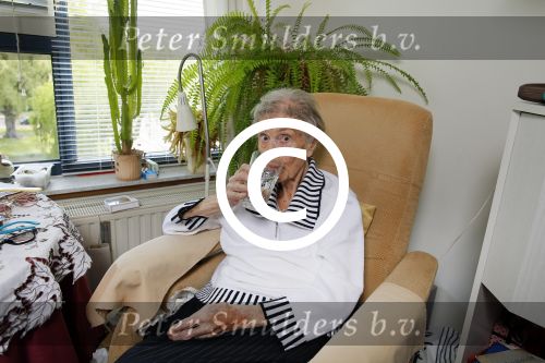 Rotterdam 13 mei 2015
Op bezoek thuis bij zangeres Annie de Reuver die inmiddels 98 jaar oud is en in een verzorgingstehuis woont. Bas en Coby v Toor komen regelmatig op bezoek bij haar.
