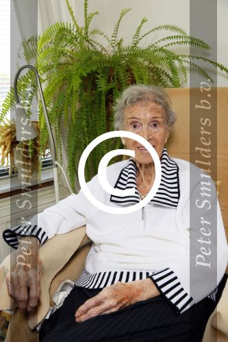 Rotterdam 13 mei 2015
Op bezoek thuis bij zangeres Annie de Reuver die inmiddels 98 jaar oud is en in een verzorgingstehuis woont. Bas en Coby v Toor komen regelmatig op bezoek bij haar.