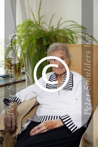 Rotterdam 13 mei 2015
Op bezoek thuis bij zangeres Annie de Reuver die inmiddels 98 jaar oud is en in een verzorgingstehuis woont. Bas en Coby v Toor komen regelmatig op bezoek bij haar.