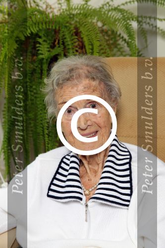 Rotterdam 13 mei 2015
Op bezoek thuis bij zangeres Annie de Reuver die inmiddels 98 jaar oud is en in een verzorgingstehuis woont. Bas en Coby v Toor komen regelmatig op bezoek bij haar.