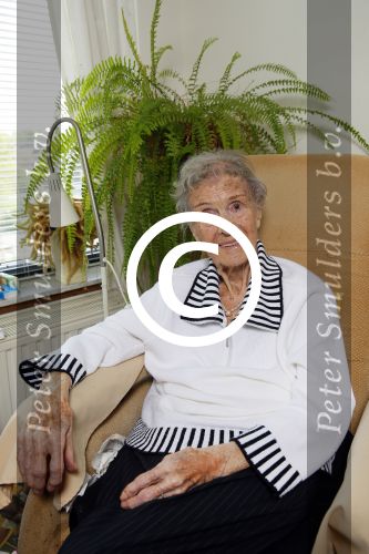 Rotterdam 13 mei 2015
Op bezoek thuis bij zangeres Annie de Reuver die inmiddels 98 jaar oud is en in een verzorgingstehuis woont. Bas en Coby v Toor komen regelmatig op bezoek bij haar.