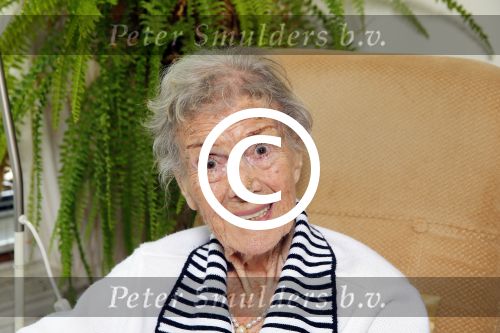 Rotterdam 13 mei 2015
Op bezoek thuis bij zangeres Annie de Reuver die inmiddels 98 jaar oud is en in een verzorgingstehuis woont. Bas en Coby v Toor komen regelmatig op bezoek bij haar.