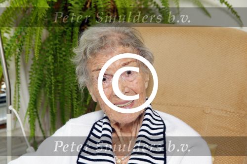 Rotterdam 13 mei 2015
Op bezoek thuis bij zangeres Annie de Reuver die inmiddels 98 jaar oud is en in een verzorgingstehuis woont. Bas en Coby v Toor komen regelmatig op bezoek bij haar.